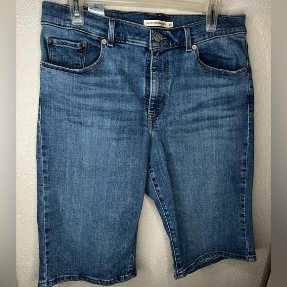 Women’s Levi’s Classic Burmuda Shorts Size 30 - Picture 1 of 6